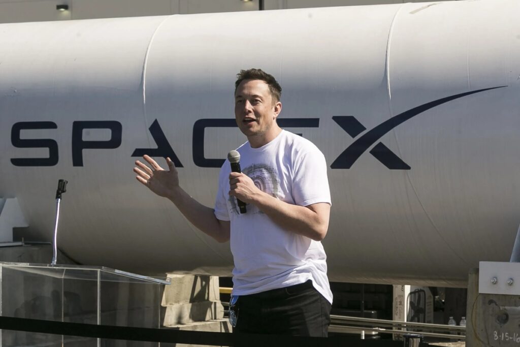 SpaceX punta a diventare operatore telefonico: acquistate le frequenze per portare Starlink Mobile dentro gli edifici