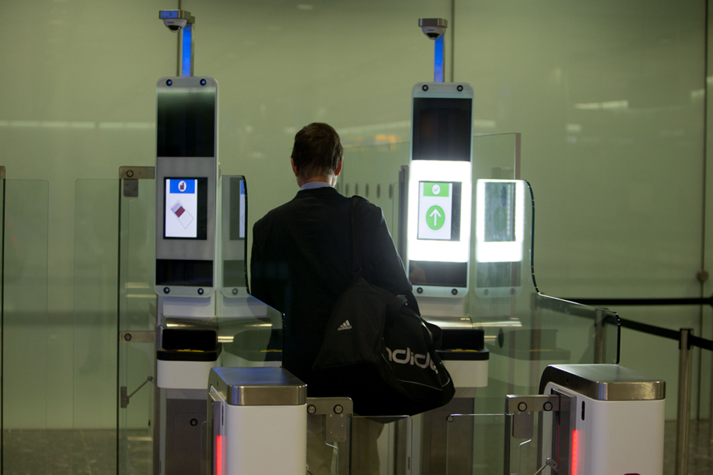 Regno Unito, la svolta ai controlli di frontiera: si passa ai varchi elettronici senza mostrare il passaporto