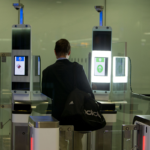 Regno Unito, la svolta ai controlli di frontiera: si passa ai varchi elettronici senza mostrare il passaporto