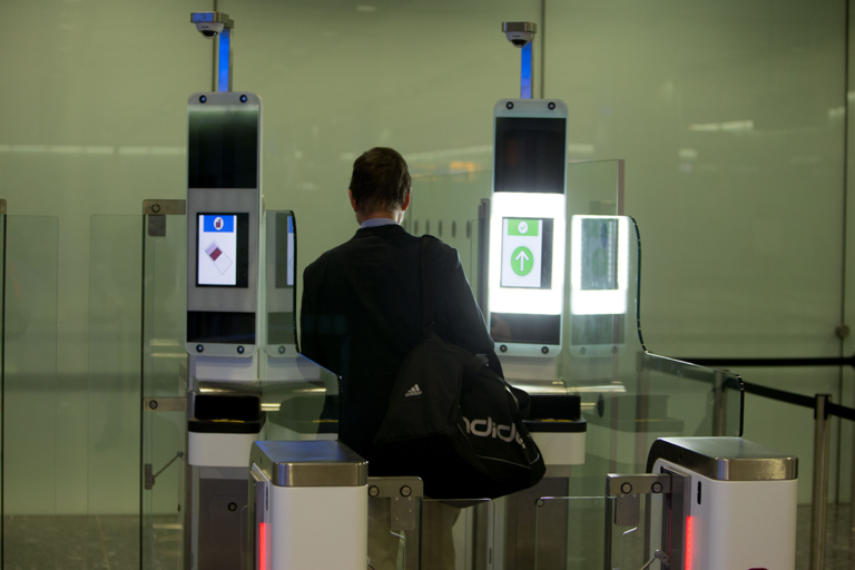 Regno Unito, la svolta ai controlli di frontiera: si passa ai varchi elettronici senza mostrare il passaporto