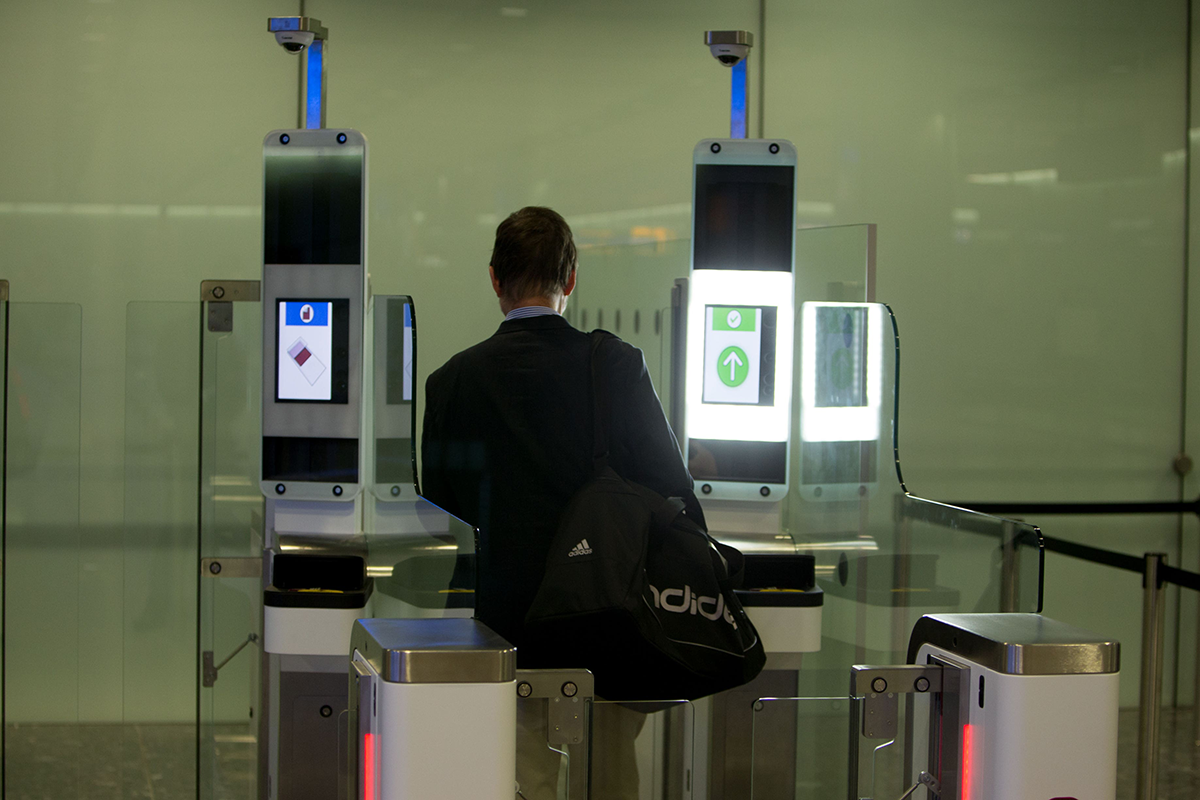 Regno Unito, la svolta ai controlli di frontiera: si passa ai varchi elettronici senza mostrare il passaporto