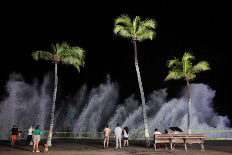 CITTÀ DEL MESSICO – L’uragano Simon sferza con violenza la costa centro-occidentale del Messico. Classificato nelle prime ore di lunedì come un potente uragano di categoria 3, il fronte temporalesco sta lambendo la terraferma: l’occhio del ciclone rimane al largo, ma venti distruttivi e piogge torrenziali stanno già flagellando l'area compresa tra l'Oceano Pacifico e la catena montuosa della Sierra Madre.