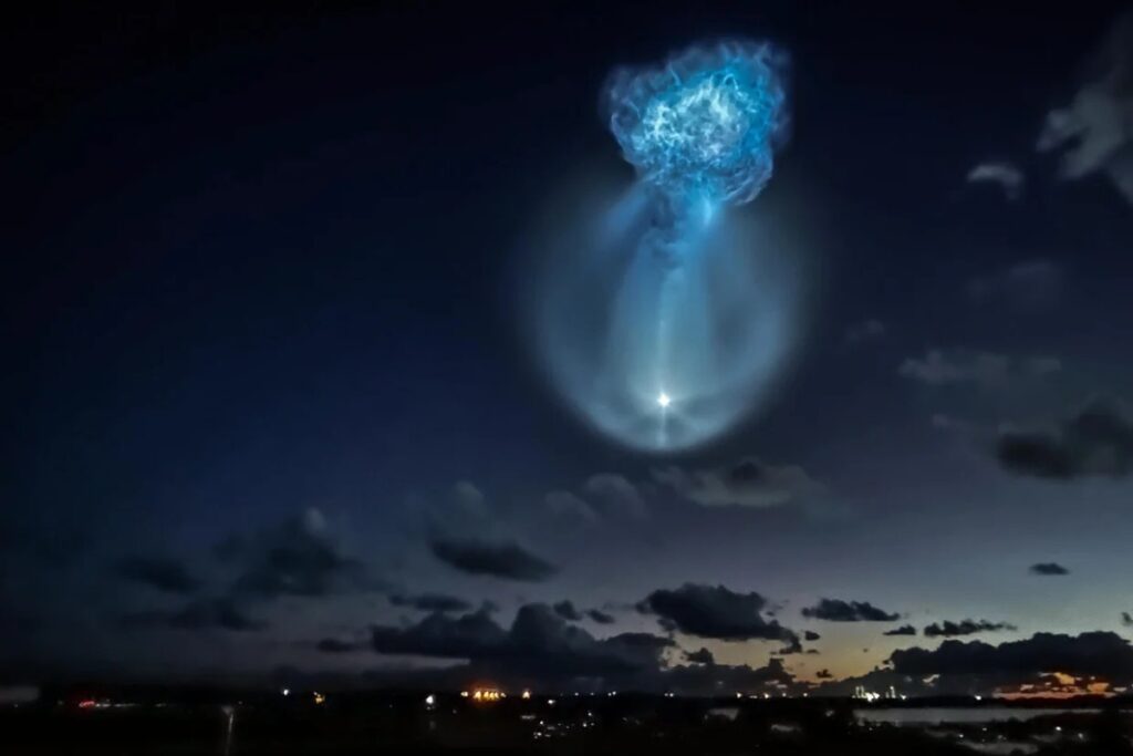 FALCON 9 IN VOLO VERSO LA ISS CON DUE TONNELLATE E MEZZO DI RIFORNIMENTI E NUOVI PANNELLI SOLARI
