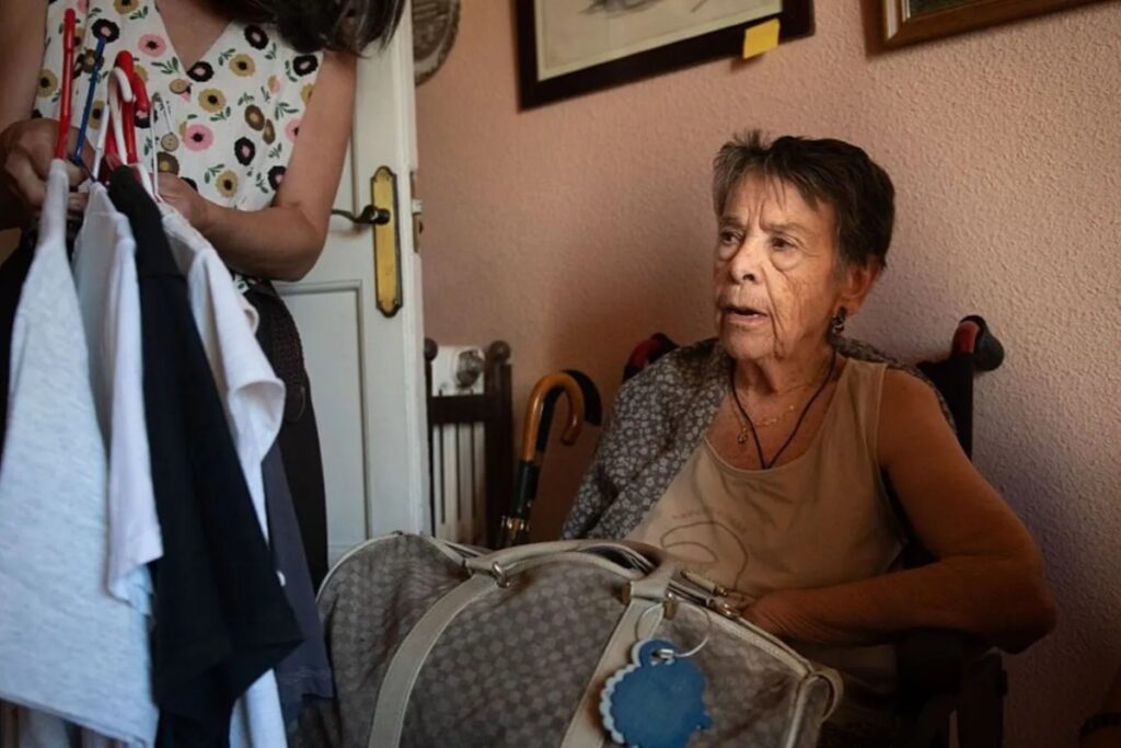 Spagna, morta l'anziana simbolo della crisi abitativa: sfrattata in barella a 87 anni, riesplode la protesta di piazza