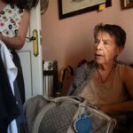 Spagna, morta l'anziana simbolo della crisi abitativa: sfrattata in barella a 87 anni, riesplode la protesta di piazza
