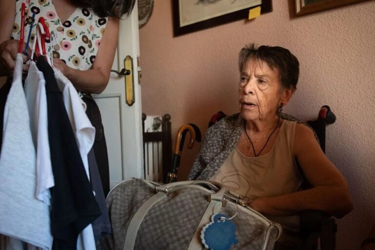Spagna, morta l'anziana simbolo della crisi abitativa: sfrattata in barella a 87 anni, riesplode la protesta di piazza