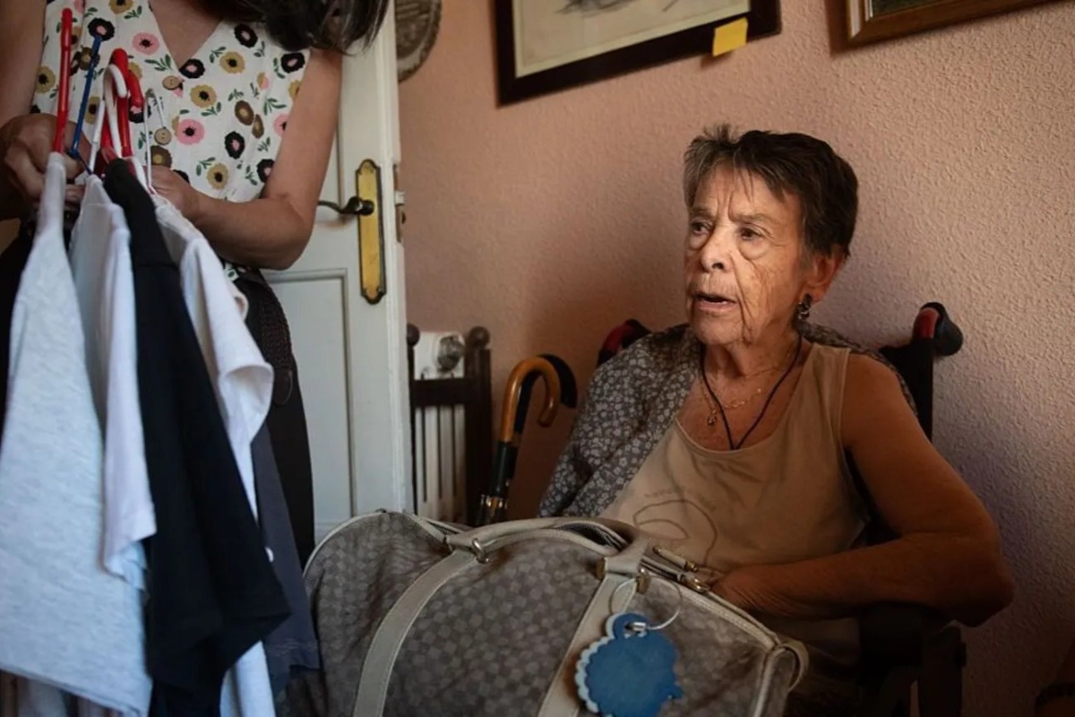 Spagna, morta l'anziana simbolo della crisi abitativa: sfrattata in barella a 87 anni, riesplode la protesta di piazza