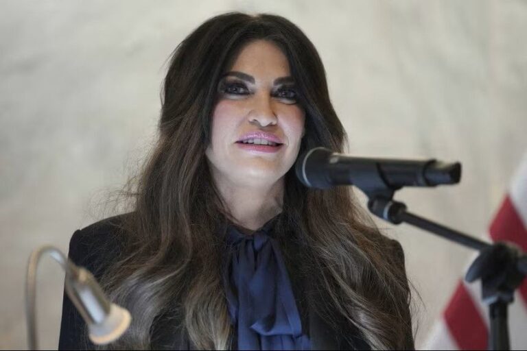 Usa, la Casa Bianca chiede le dimissioni dell’ambasciatrice in Grecia Kimberly Guilfoyle tra accuse di condotta illecita