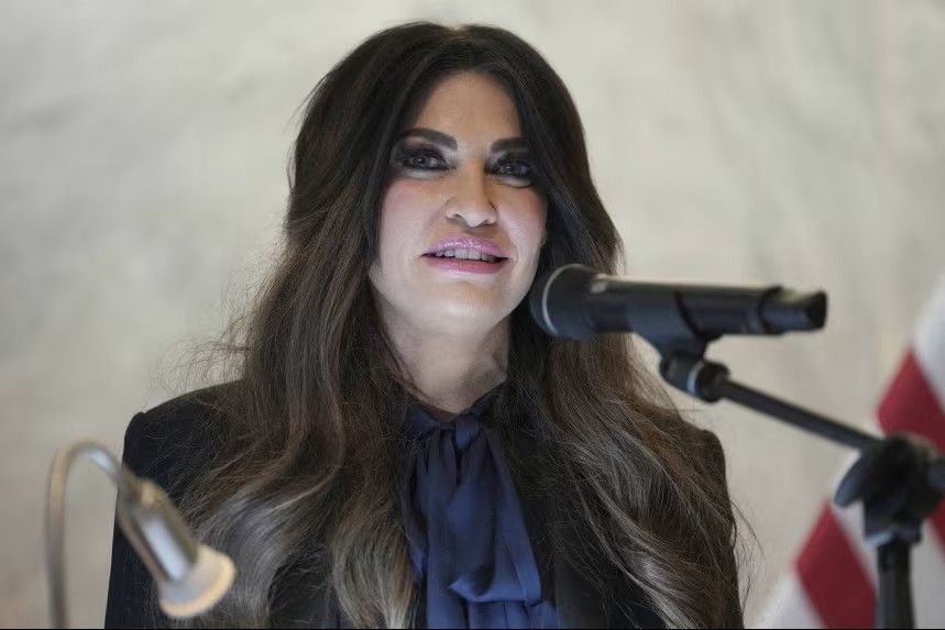 Usa, la Casa Bianca chiede le dimissioni dell’ambasciatrice in Grecia Kimberly Guilfoyle tra accuse di condotta illecita