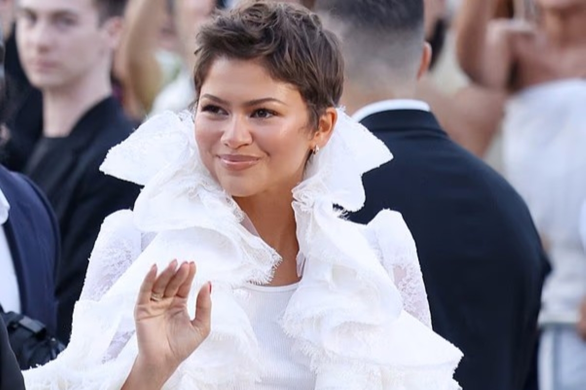 Parigi incorona Zendaya: lezione di stile al Louvre per Louis Vuitton